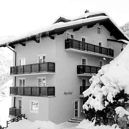 Lavish With Balcony Apartment *
