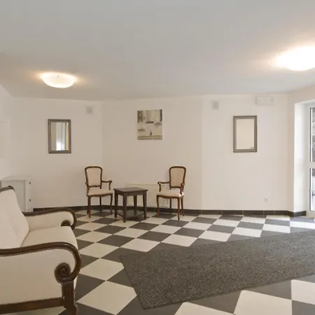 Lavish With Balcony Apartment *