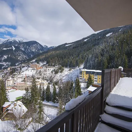 Lavish With Balcony *