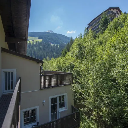 Lavish With Balcony *